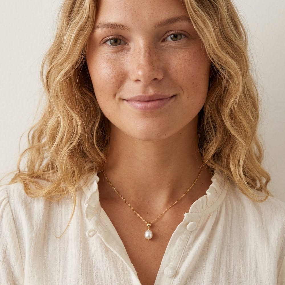 Ivory – Necklace with freshwater pearl pendant