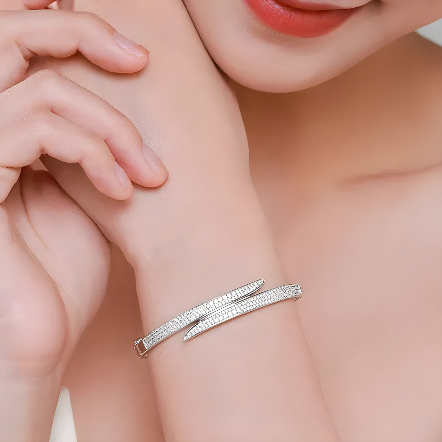 Runa – Bangle with crossover design