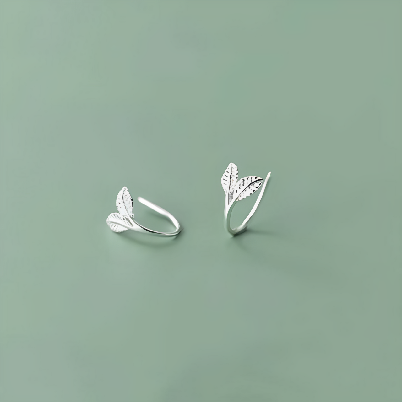 Leaf – Earrings with leaf design