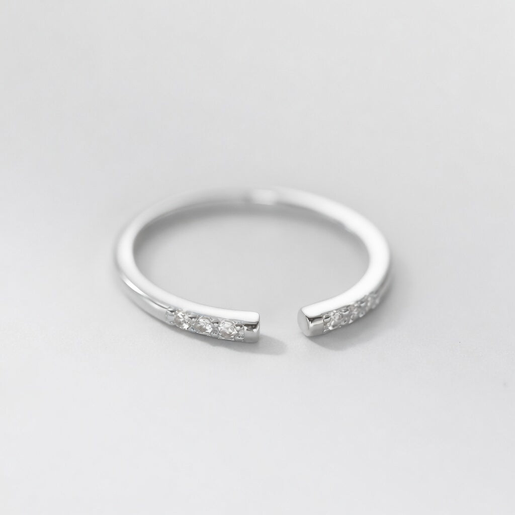 Hedwig - Verstellbarer Ring mit funkelnden Edelsteinen