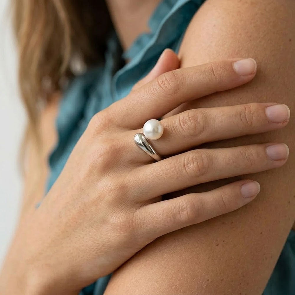 Silken Dew – Adjustable pearl-accented ring