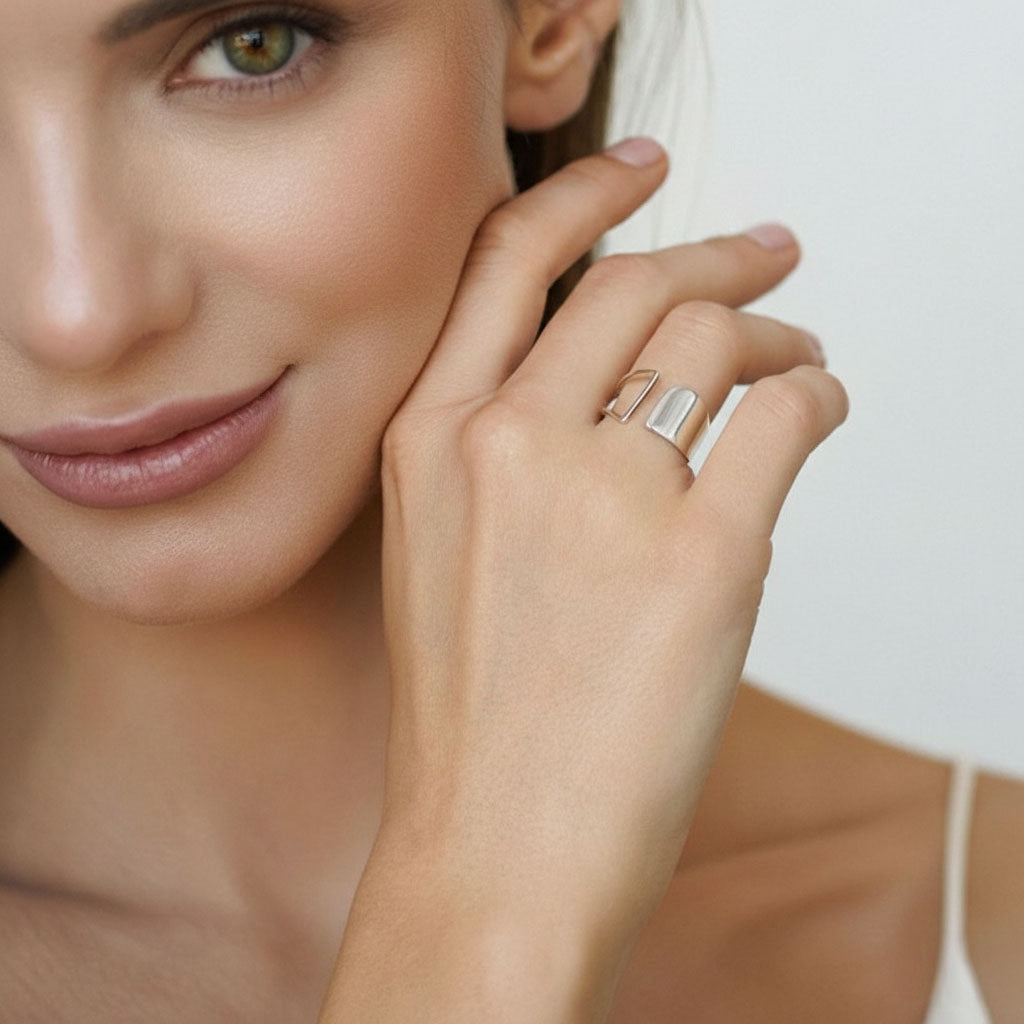 Blanka – Adjustable ring with unique hollow design