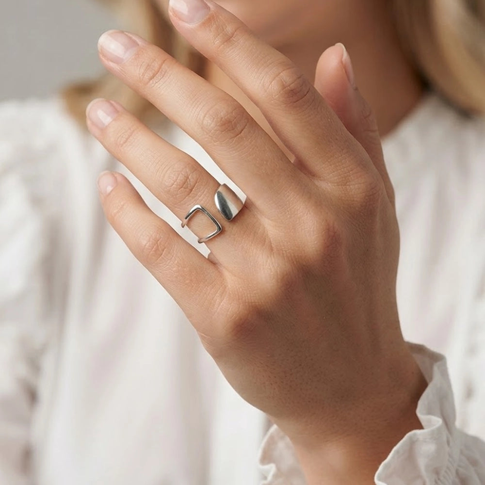 Blanka – Adjustable ring with unique hollow design