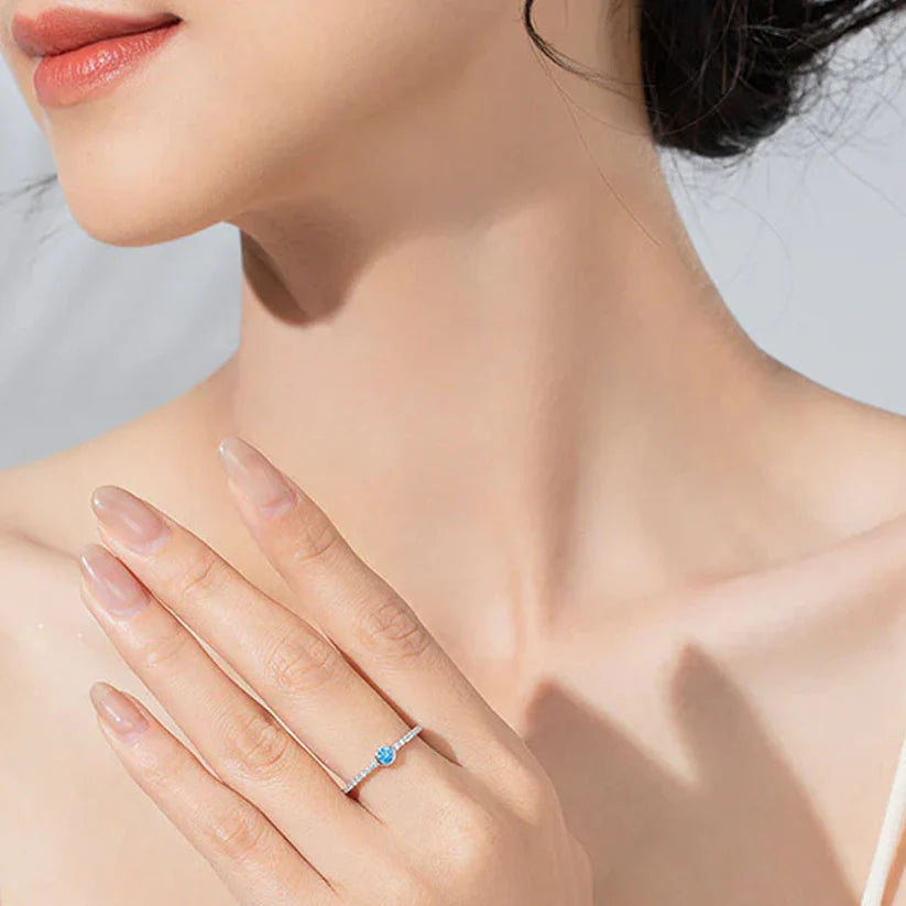 Blue Ivy - Zarter Ring mit eisblauem Akzent