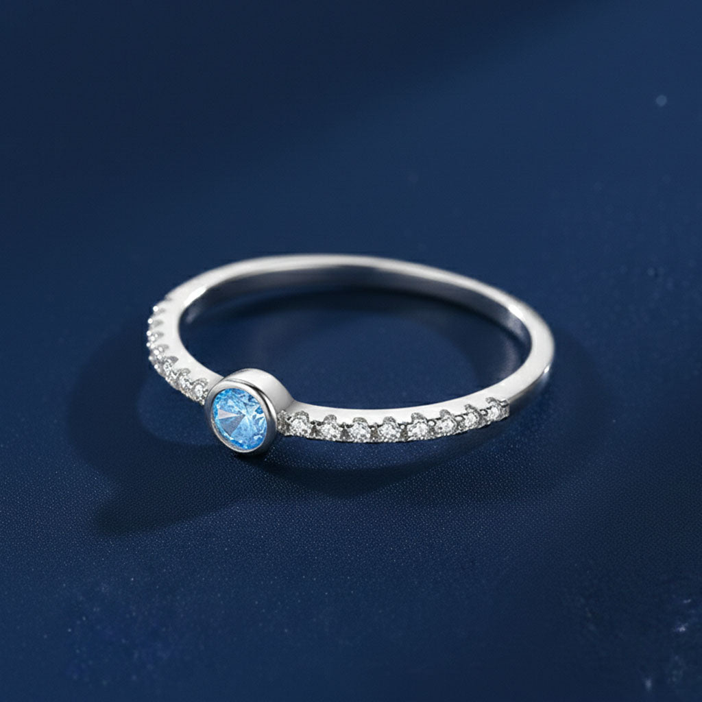 Blue Ivy - Zarter Ring mit eisblauem Akzent