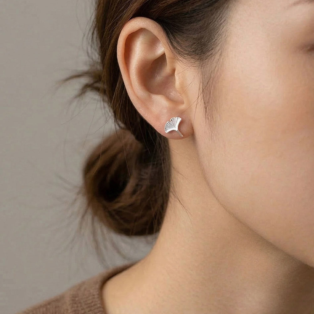 Carmella – Stud earrings with ginkgo leaf design