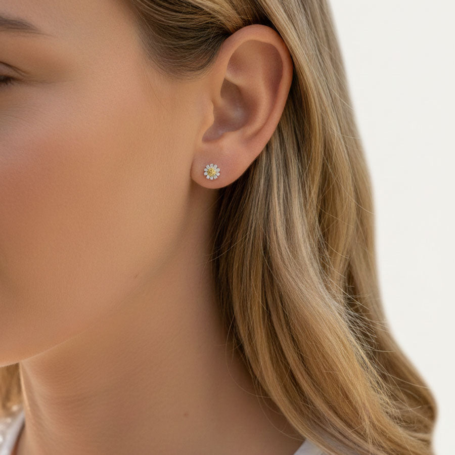 Daisy Flower – Stud earrings with daisy design and screw backs