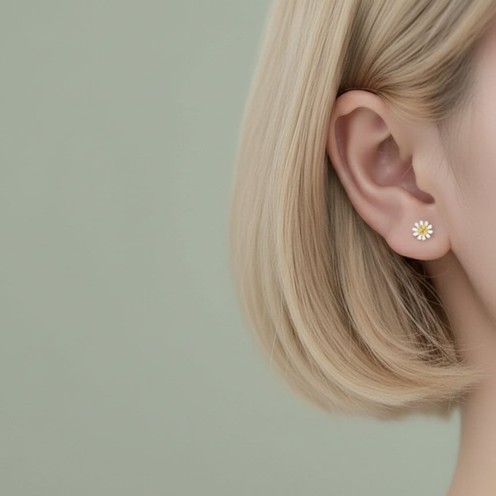Daisy Flower – Stud earrings with daisy design and round screw backs