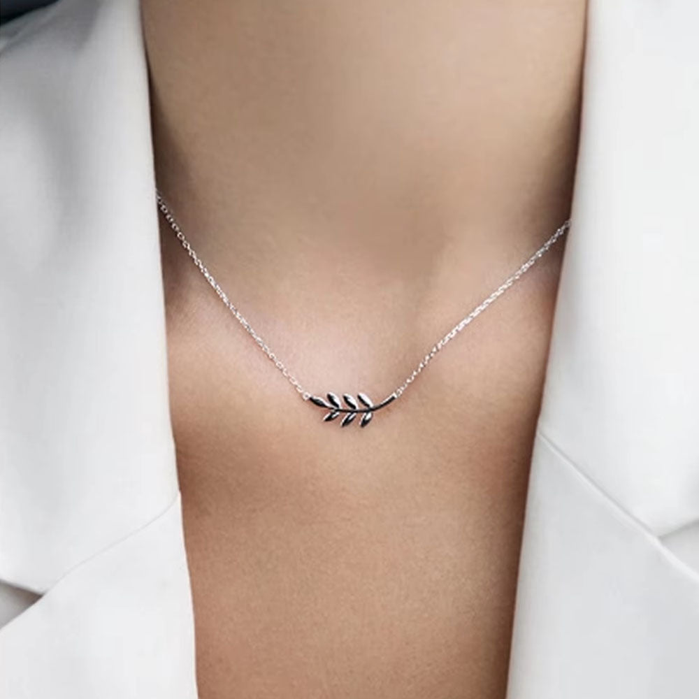 Evergreen – Necklace with a leaf-shaped pendant
