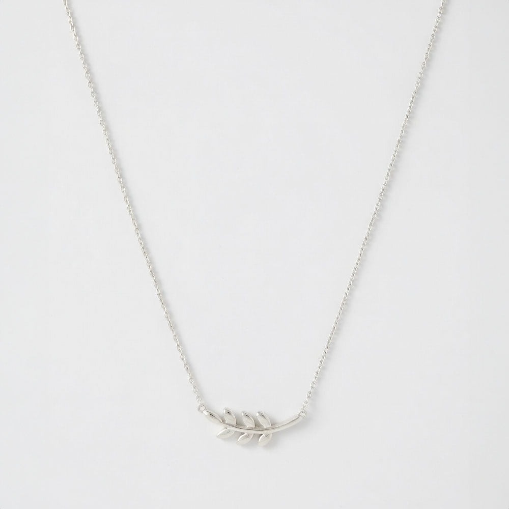 Evergreen – Necklace with a leaf-shaped pendant