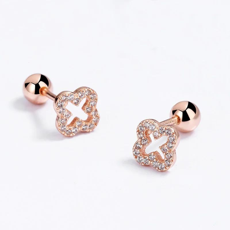 Fortune Bloom – Stud earrings with four-leaf clover design and round screw backs