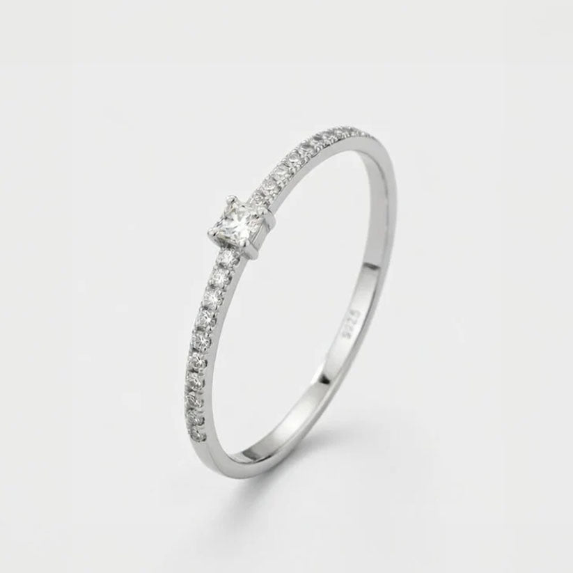 Gloria - Ring mit dezentem Schmucksteinbesatz