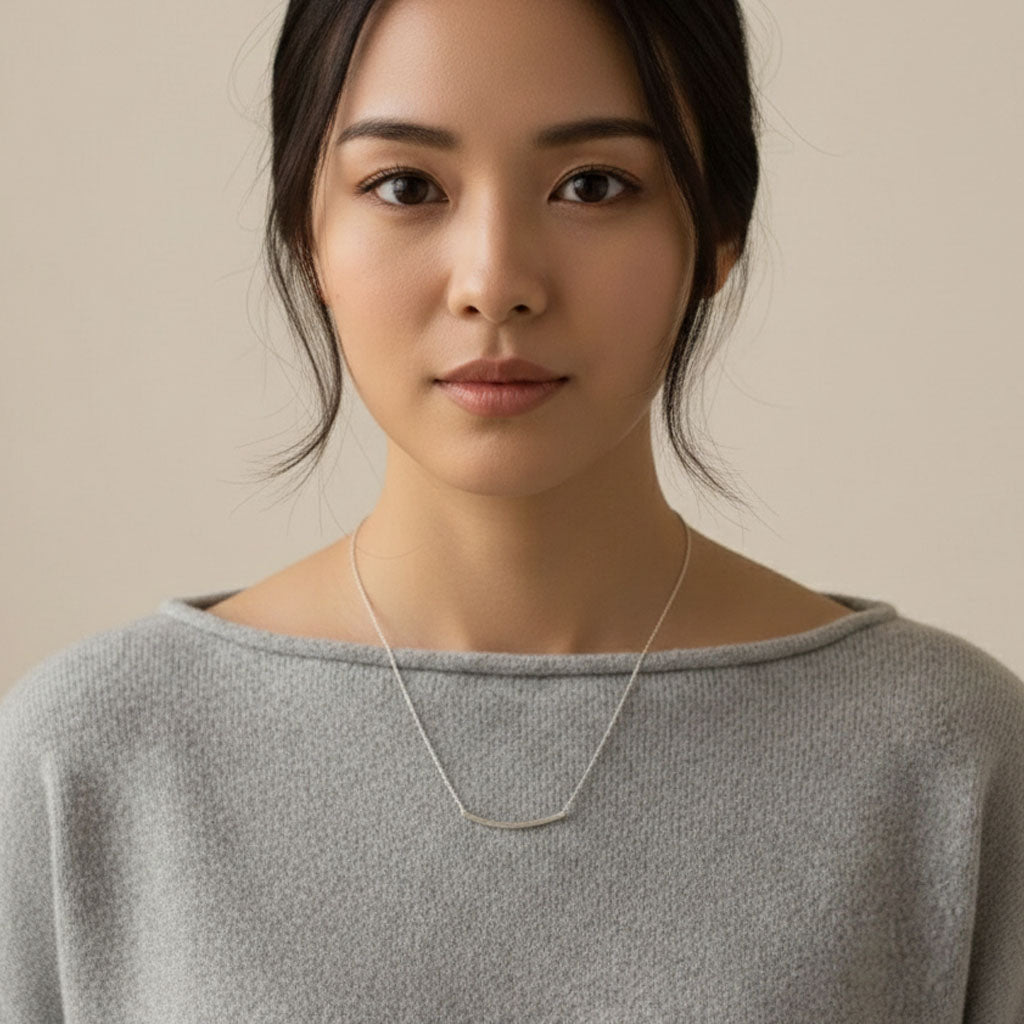 Jinnie – Necklace with minimalist design