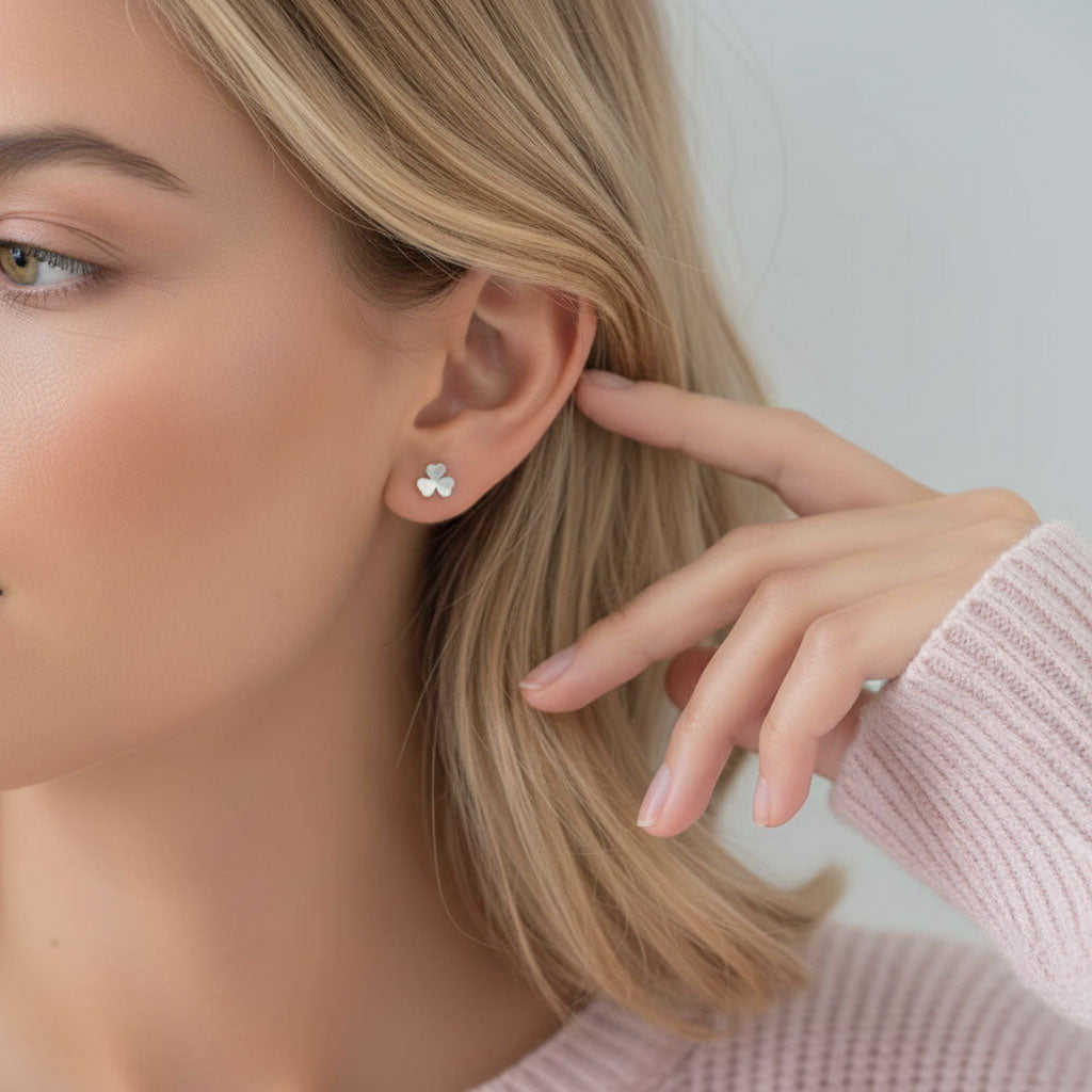 Jolie – Ohrstecker mit Kleeblatt und Schraubverschluss