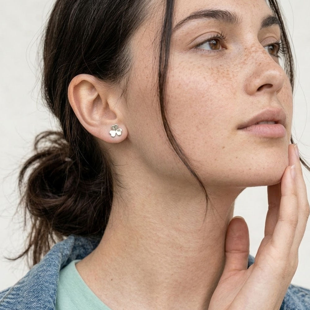 Jolie – Stud earrings with clover design and screw backs