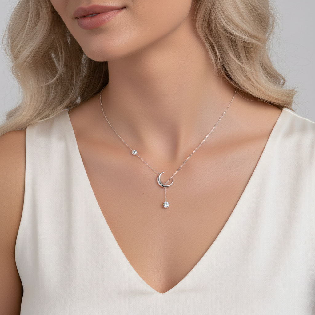 Lune – Necklace with crescent moon and stones
