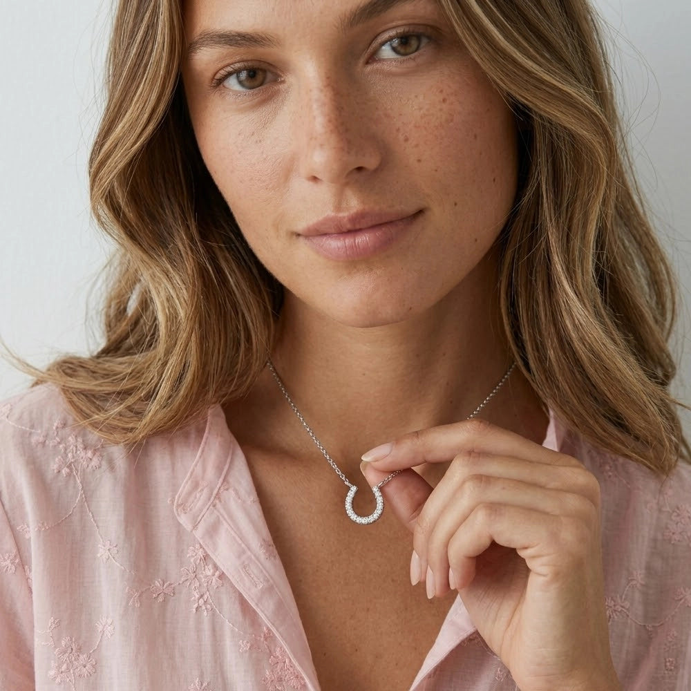 Lykke – Necklace with horseshoe pendant