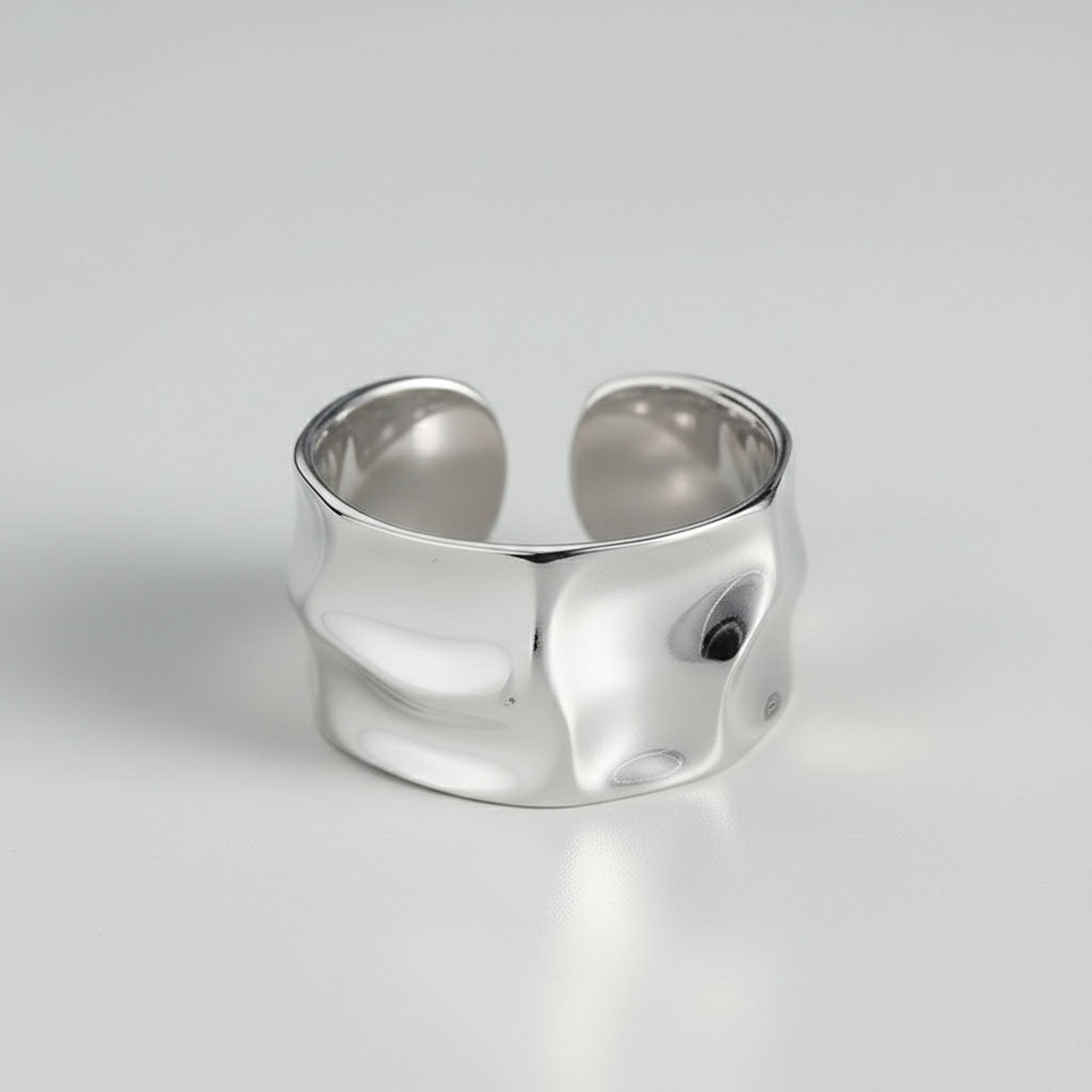 Millie - Verstellbarer Ring mit gehämmerter Oberfläche