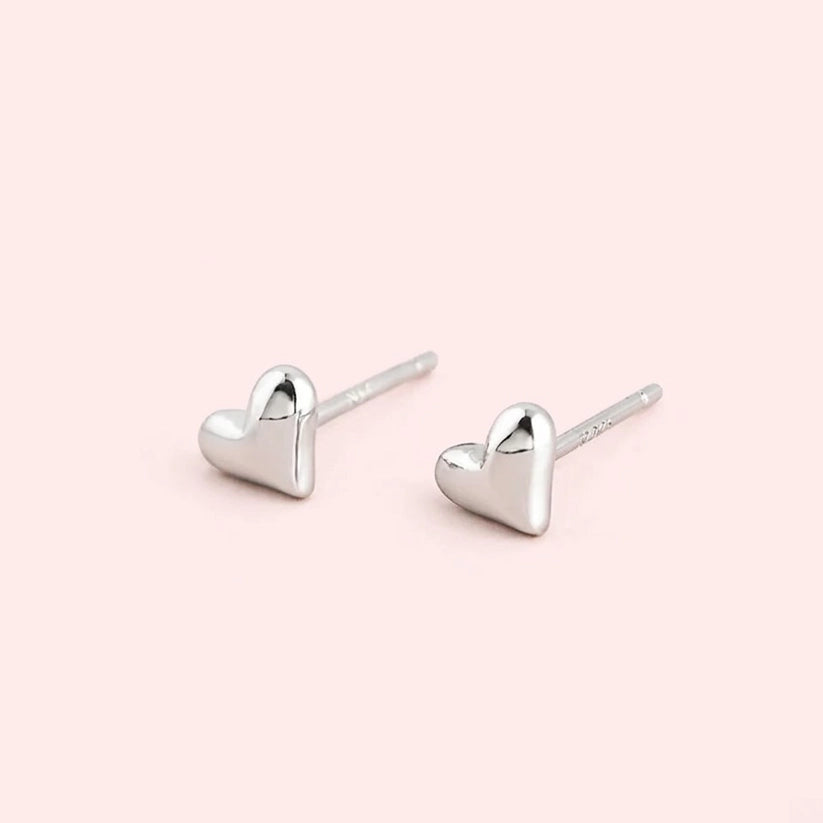 Mini Charm - Kleine herzförmige Ohrstecker