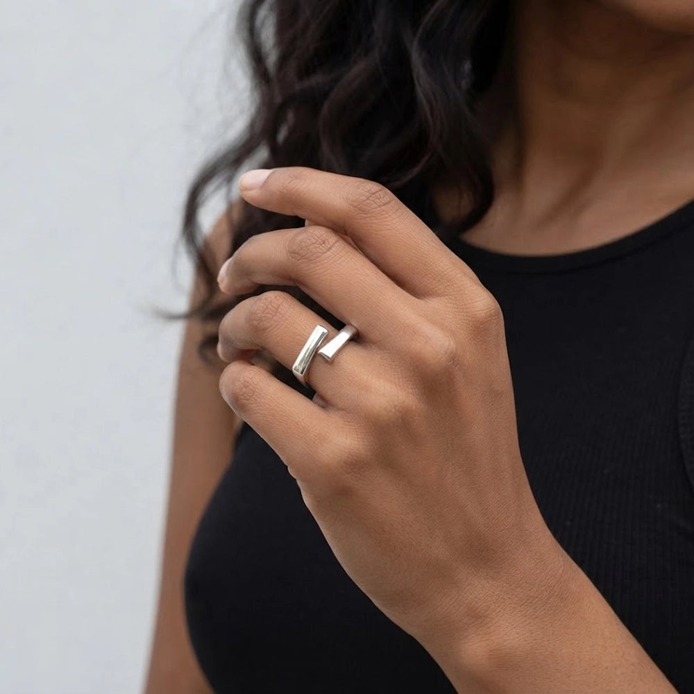 Modest – Adjustable ring with modern design