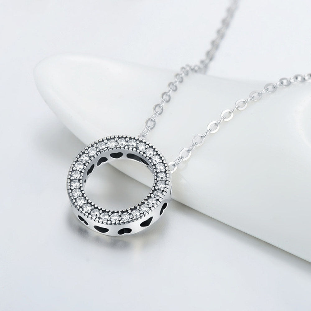 Savannah - Necklace with round sparkling pendantt