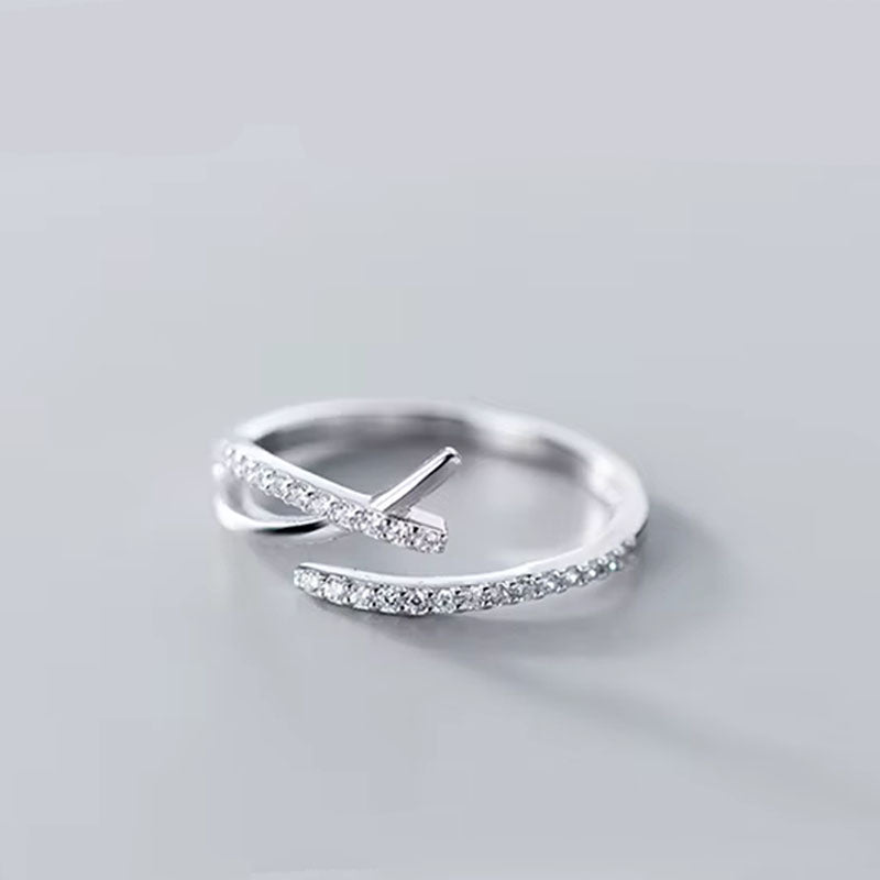 Sivra - Verstellbarer Ring mit kurvenreichem Design