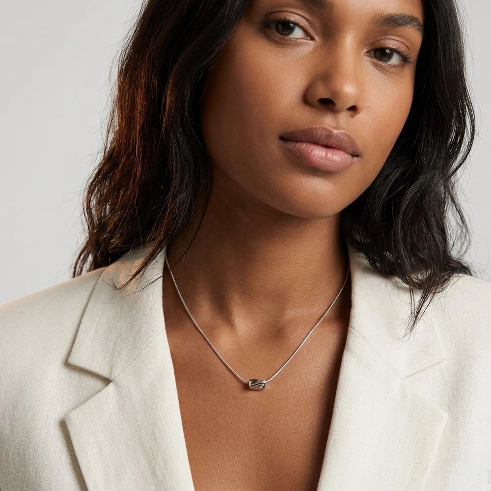 Twisted Square – Necklace with bean-shaped pendant