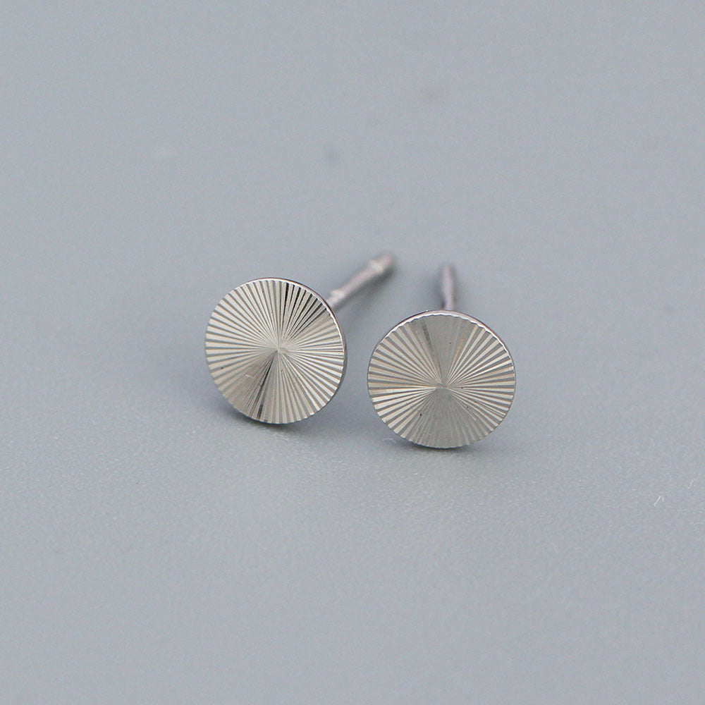 Athena – Stud earrings with decorative plate