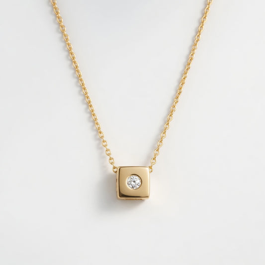 Gyda – Necklace with square-shaped pendant