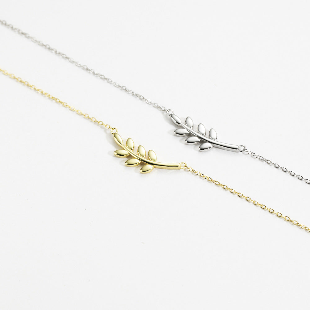 Evergreen – Necklace with a leaf-shaped pendant