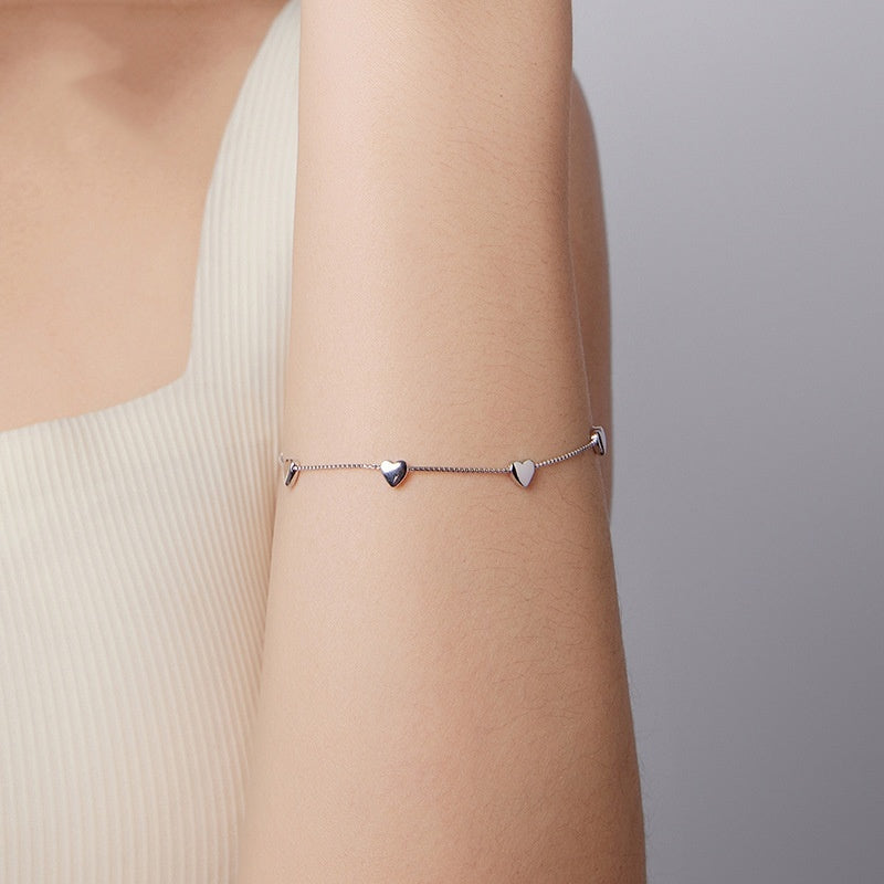 Adoria – Bracelet with hearts along the chain