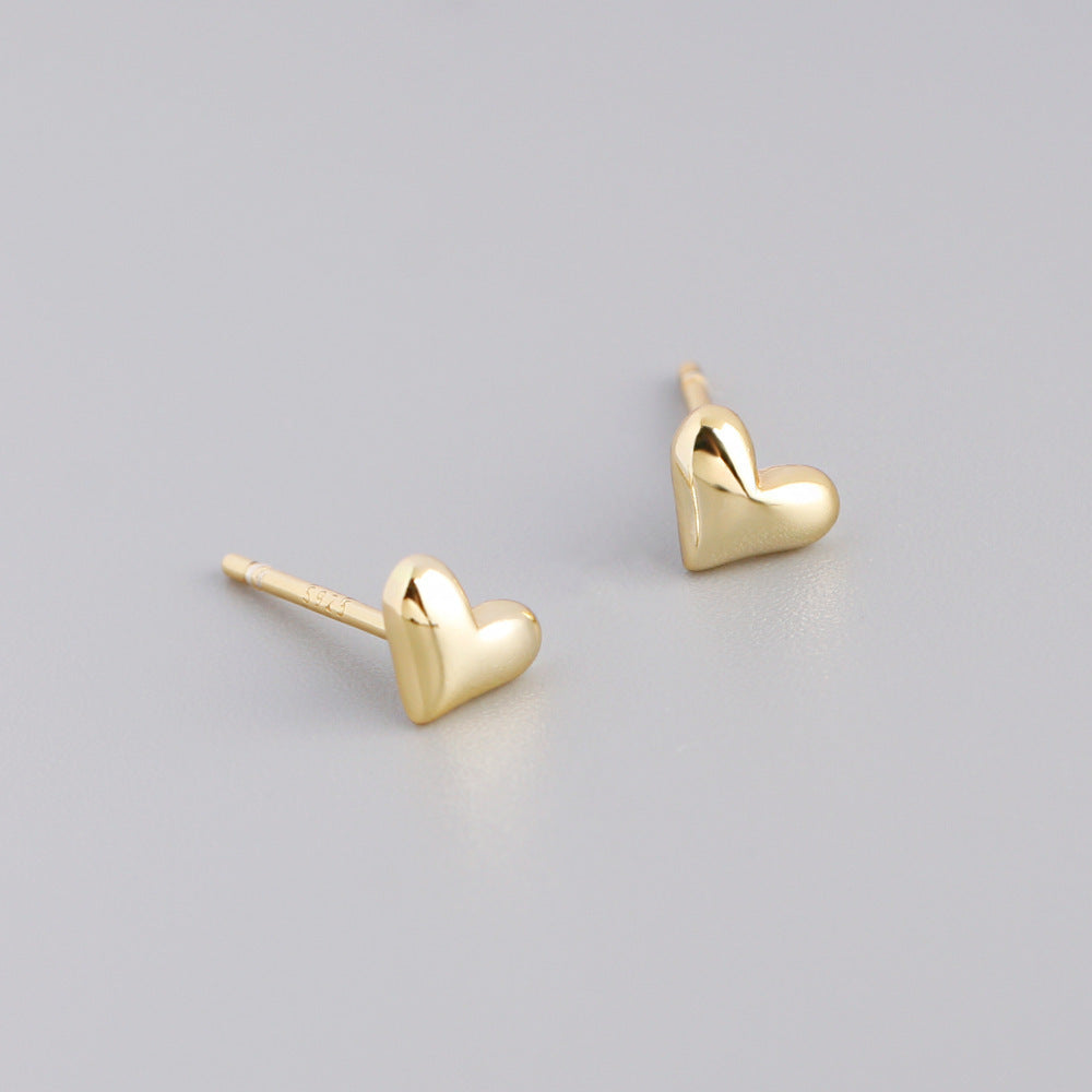 Mini Charm - Kleine herzförmige Ohrstecker