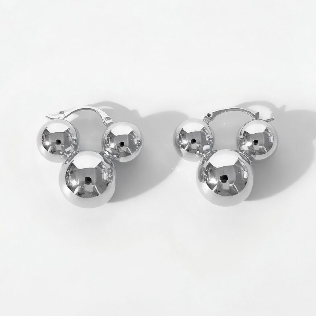 Trio Globe – Hoop earrings with three beads
