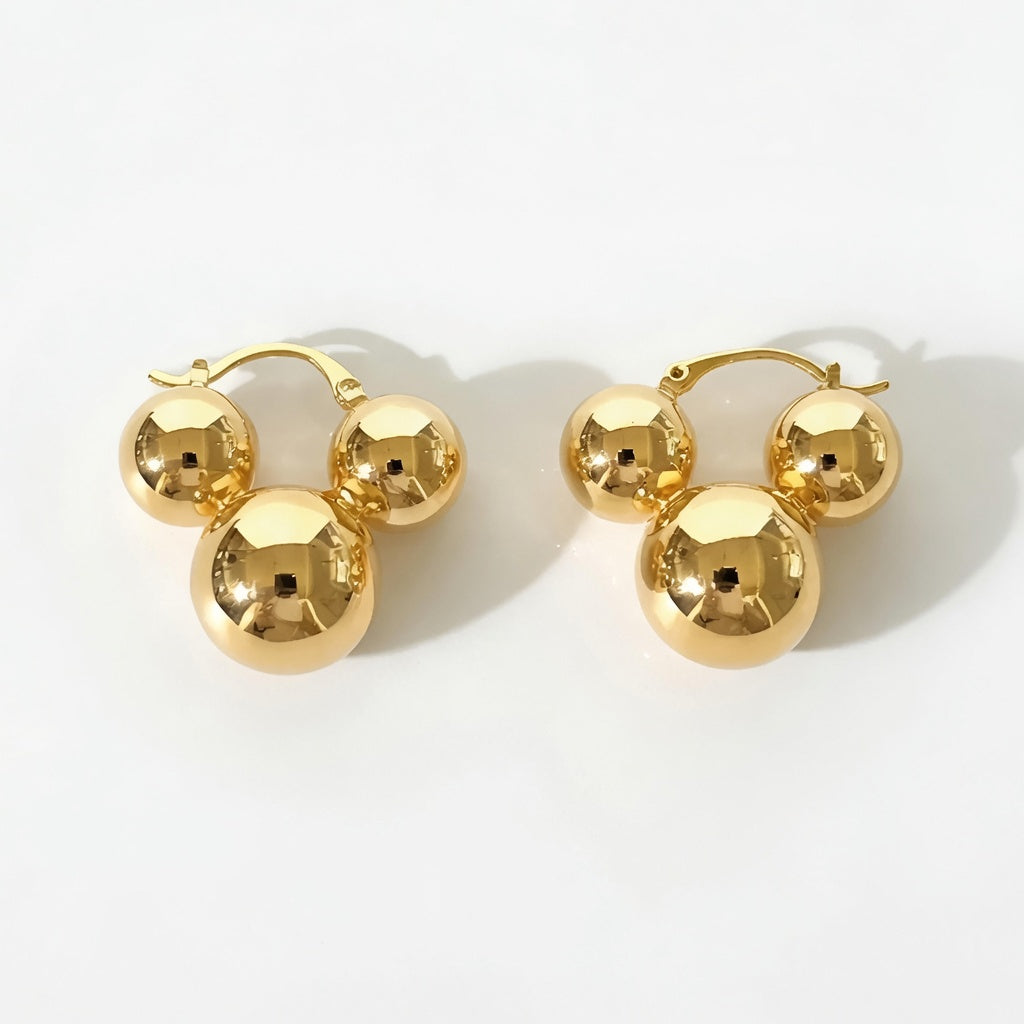 Trio Globe – Hoop earrings with three beads