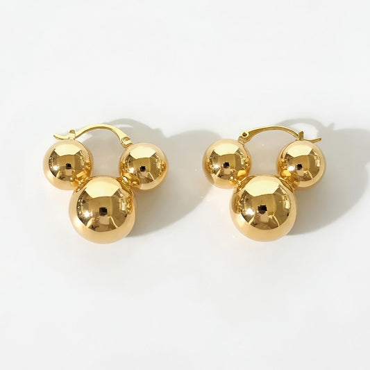 Trio Globe – Hoop earrings with three beads