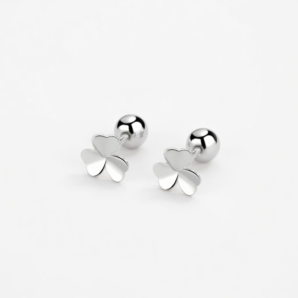 Jolie – Stud earrings with clover design and screw backs