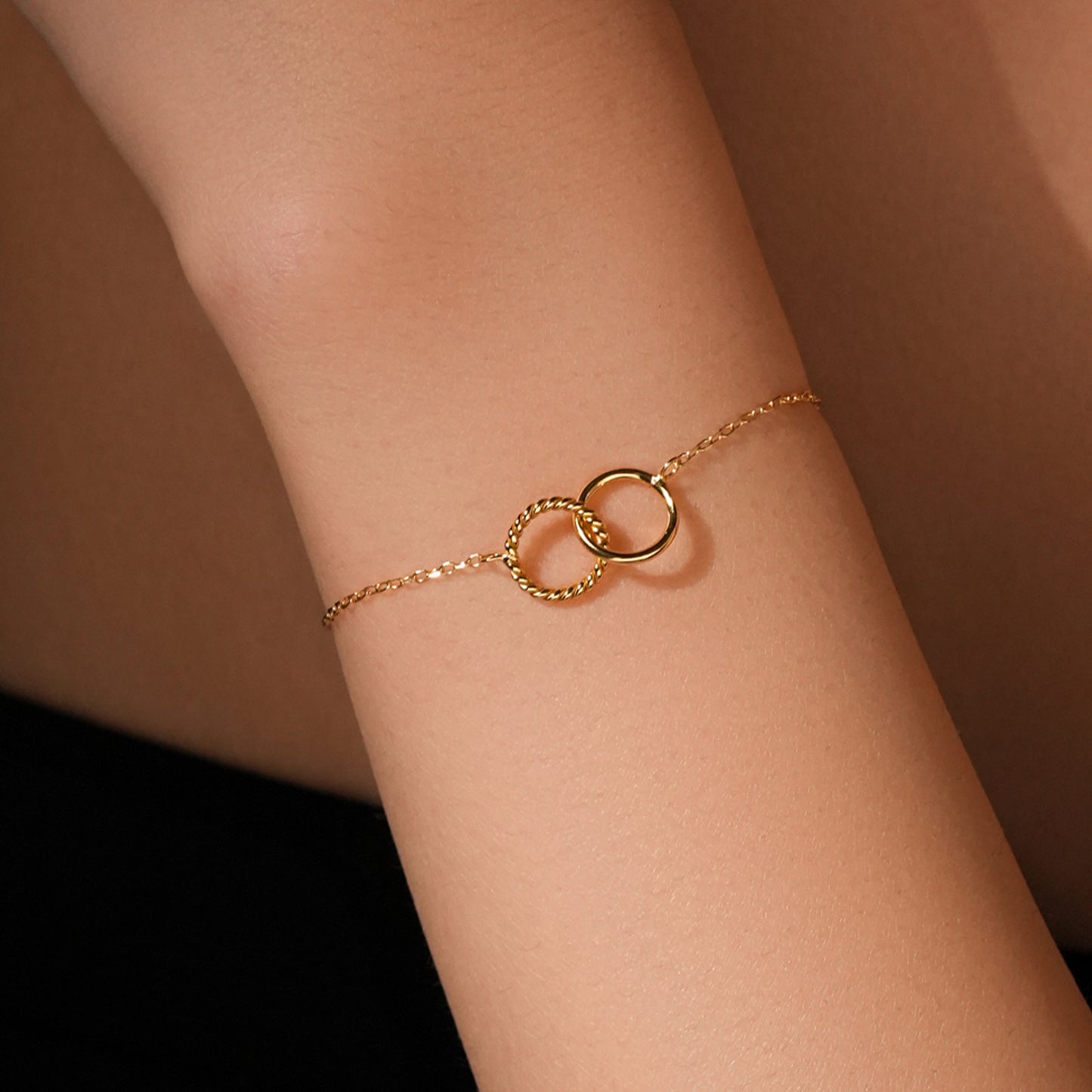 Eterna – Bracelet with interwoven rings