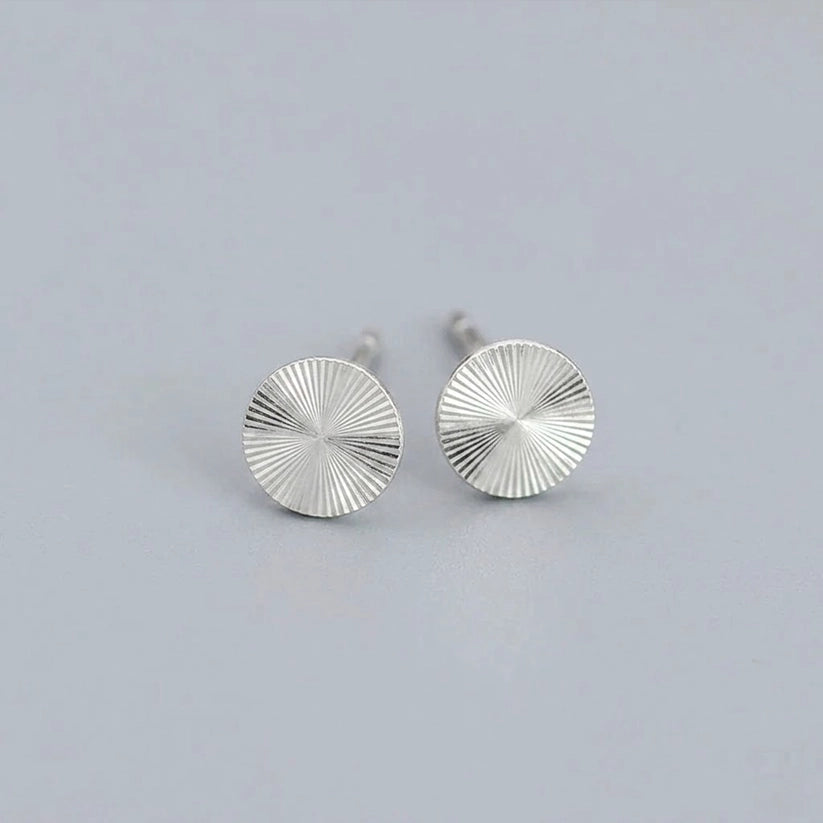 Athena – Stud earrings with decorative plate