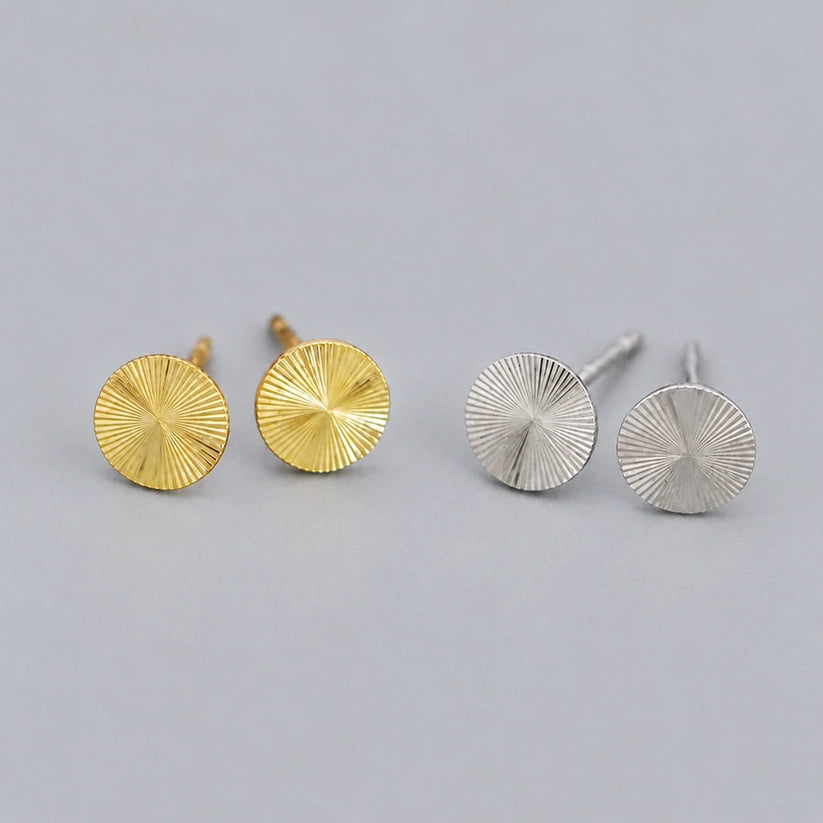 Athena – Stud earrings with decorative plate