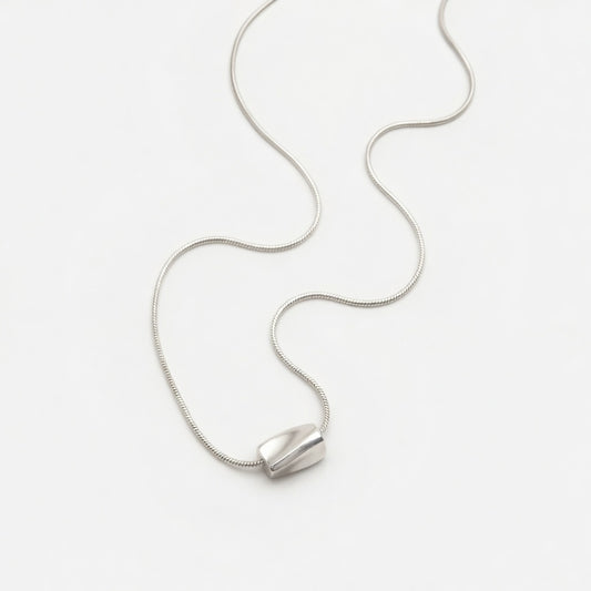 Twisted Square – Necklace with bean-shaped pendant