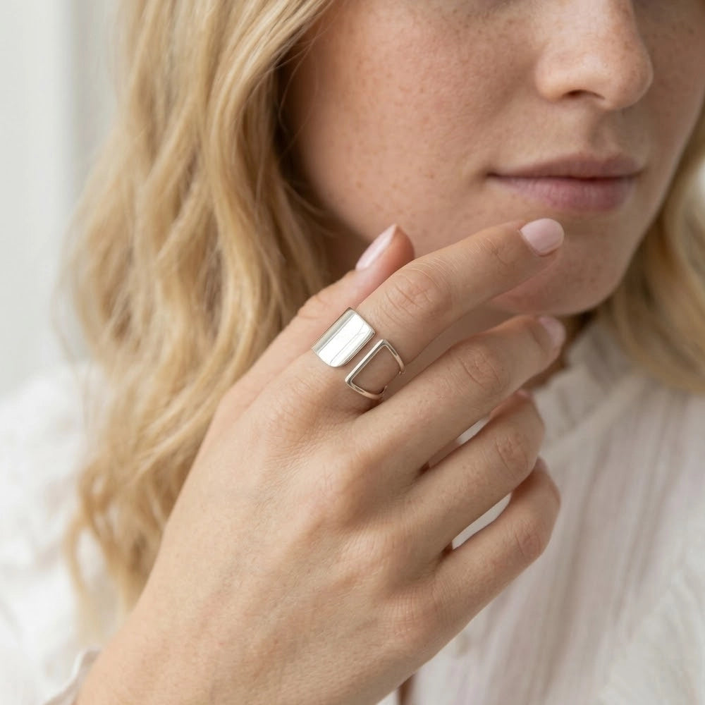 Blanka – Adjustable ring with unique hollow design