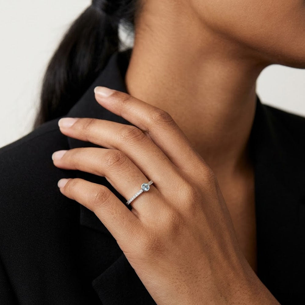 Blue Ivy - Zarter Ring mit eisblauem Akzent