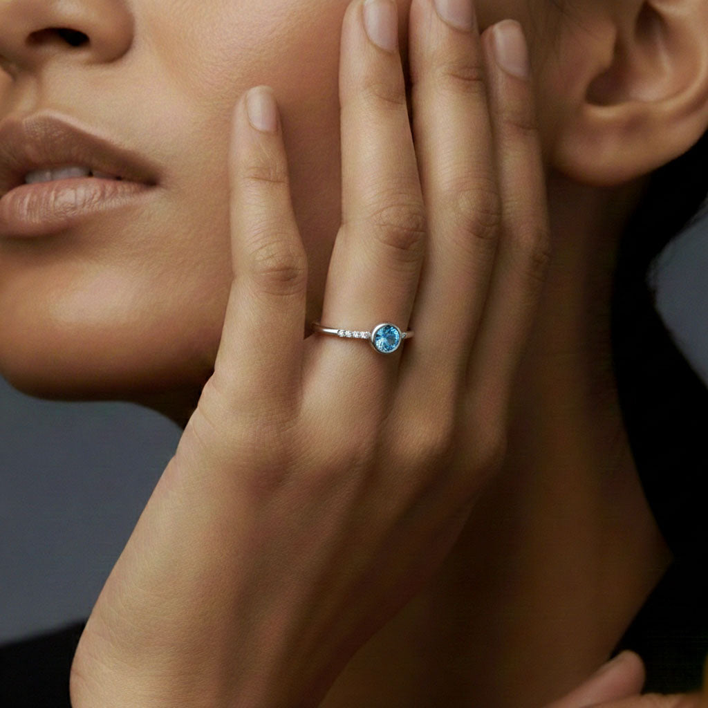 Blue Ivy - Delicate ring met ijsblauw accent