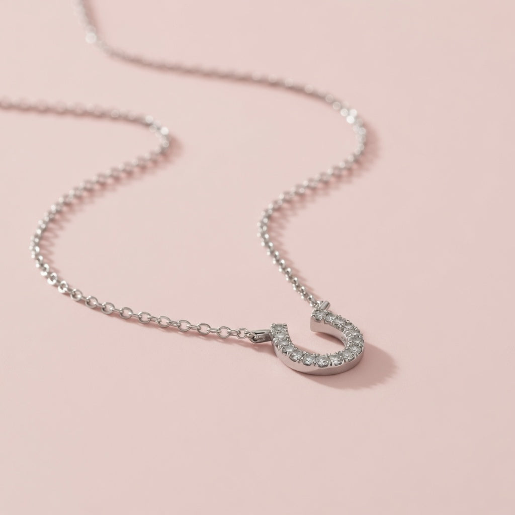 Lykke – Necklace with horseshoe pendant