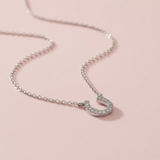 Lykke – Necklace with horseshoe pendant