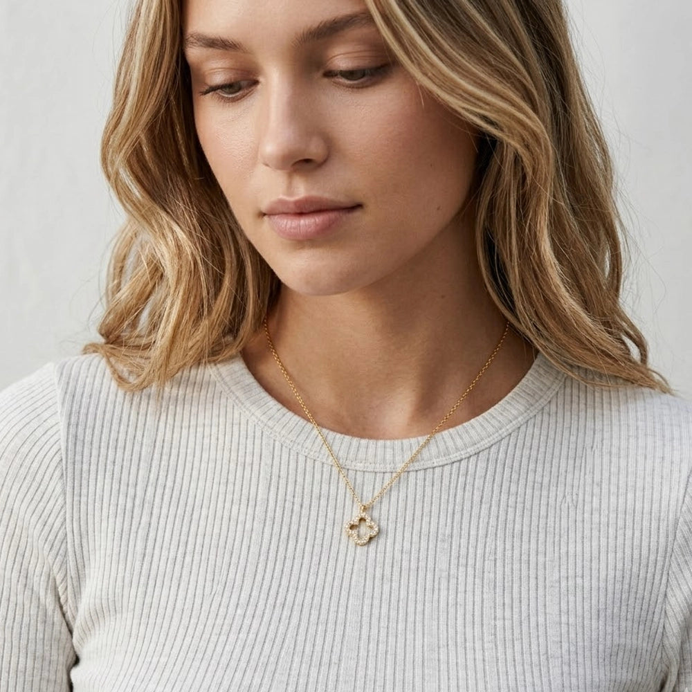 Fortune Bloom – Necklace with clover-shaped pendant