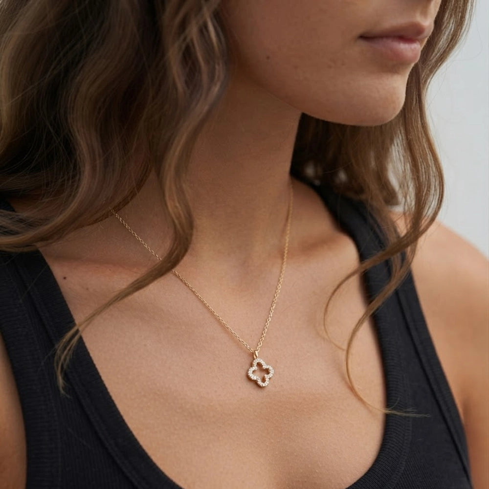 Fortune Bloom – Necklace with clover-shaped pendant