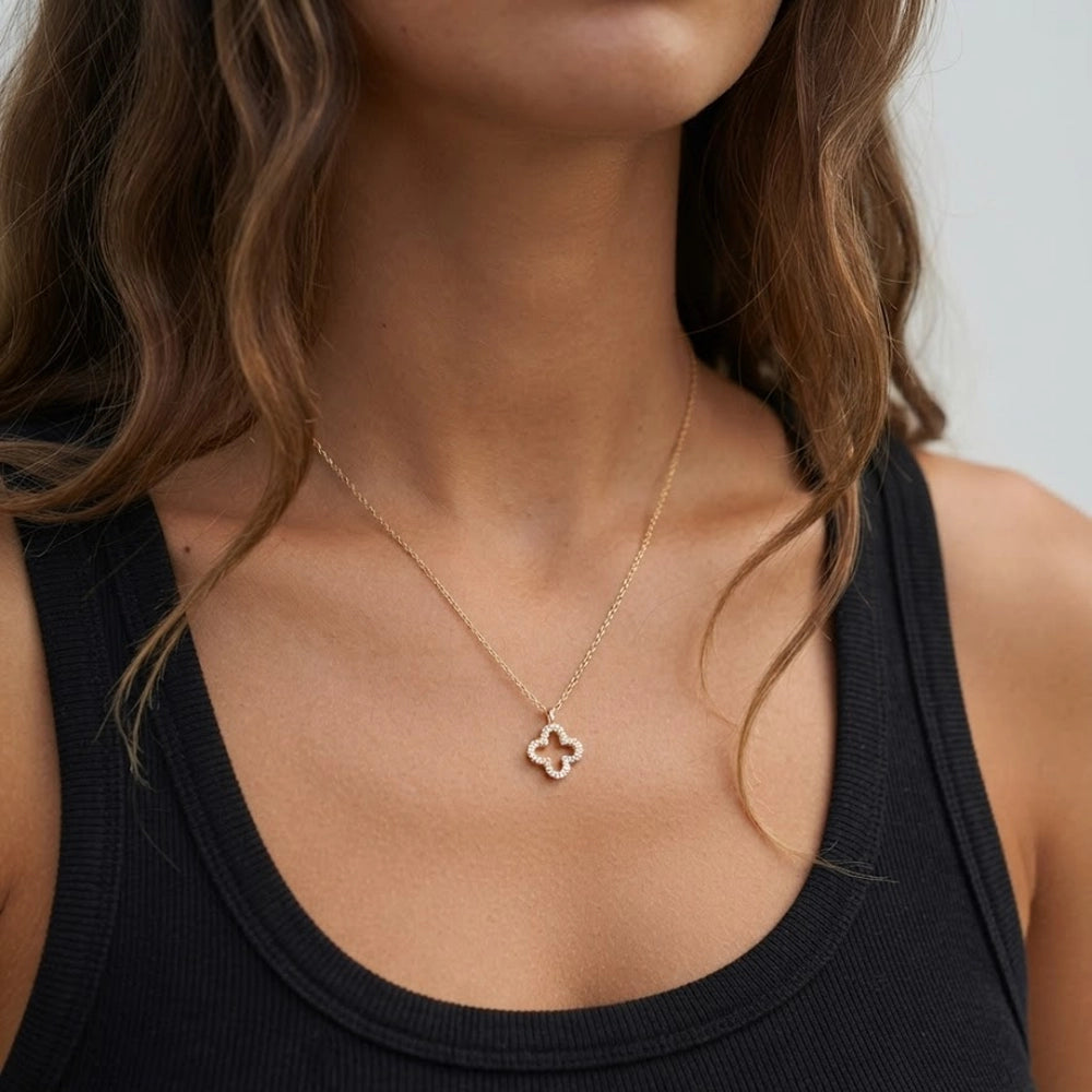 Fortune Bloom – Necklace with clover-shaped pendant