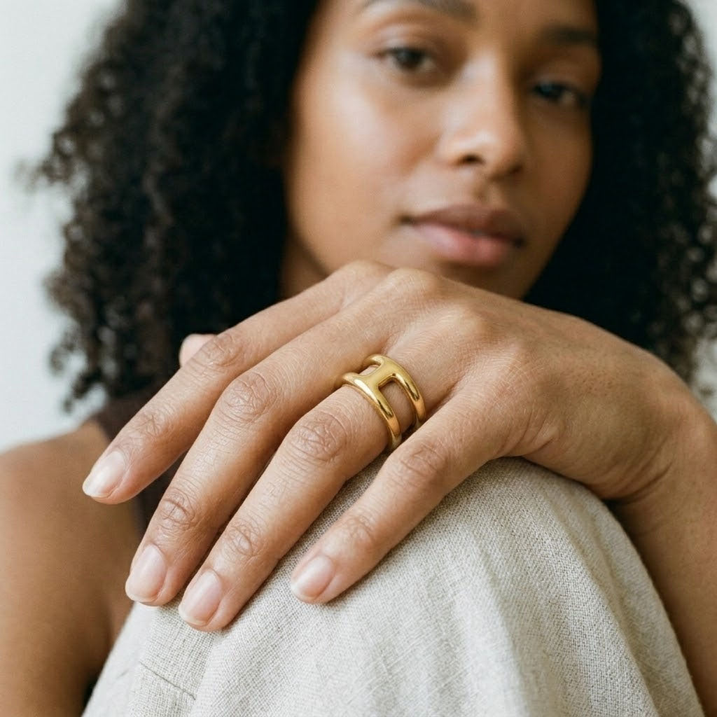 Horizon – Sleek ring with geometric design