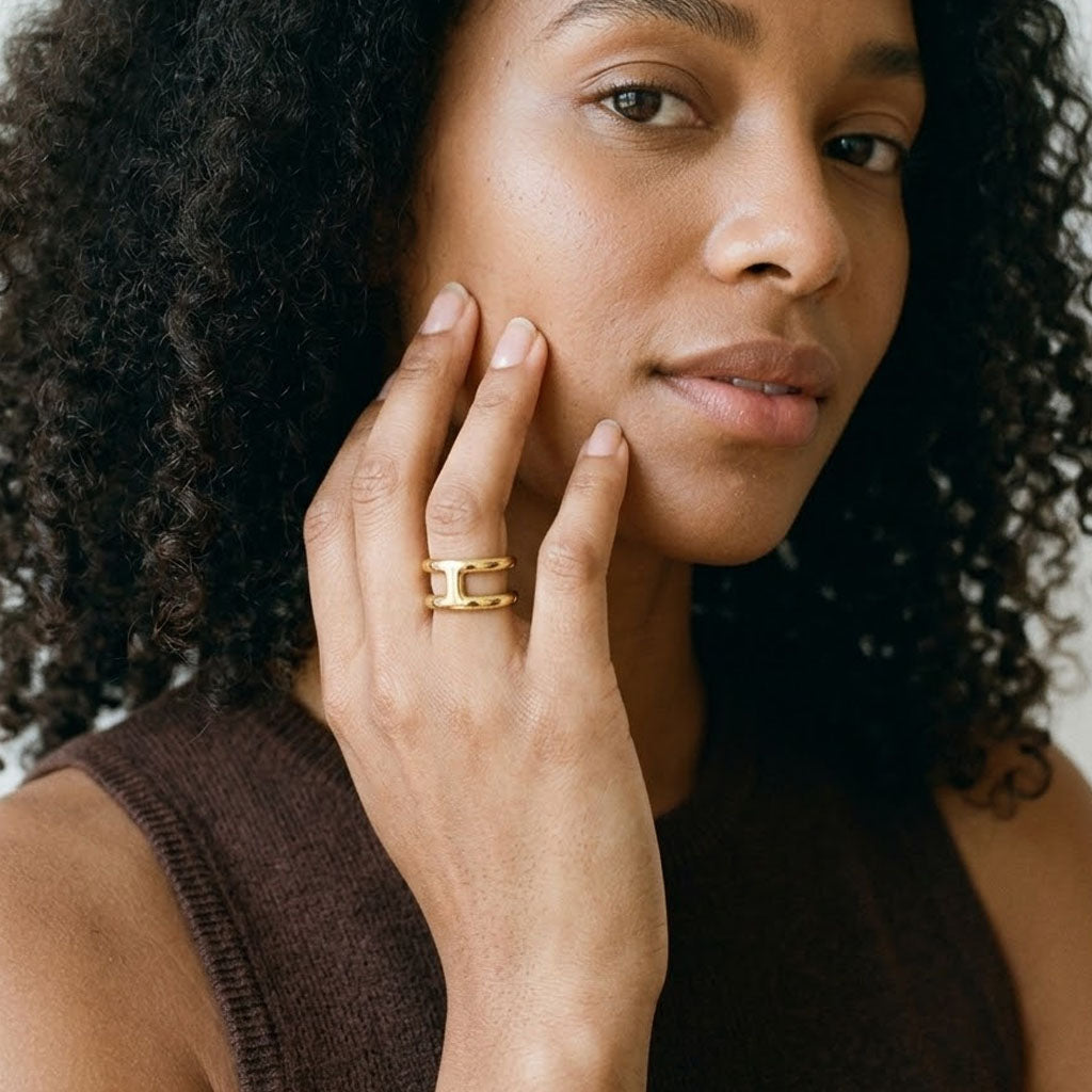 Horizon – Sleek ring with geometric design